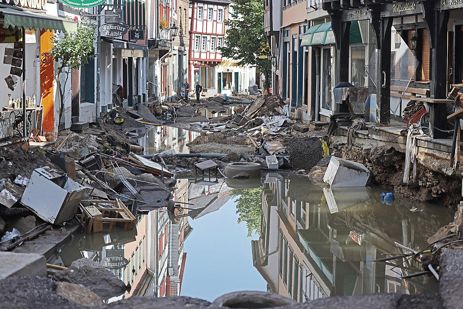 Wasser steht im Ortskern. In Bad Münstereifel hat die über die Ufer getretene Erft erhebliche Schäden angerichtet. +++ dpa-Bildfunk +++ Wasser steht im Ortskern. In Bad Münstereifel hat die über die Ufer getretene Erft erhebliche Schäden angerichtet. +++ dpa-Bildfunk +++