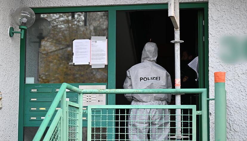 Die Leichen wurden in einem Wohnhaus gefunden.