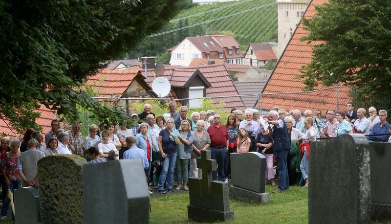 13 Soldatengräber von 1945 gibt es auf dem katholischen Friedhof. Laut Gräbergesetz von 1948 stehen sie unter Schutz, die bürgerliche Gemeinde pflegt sie.