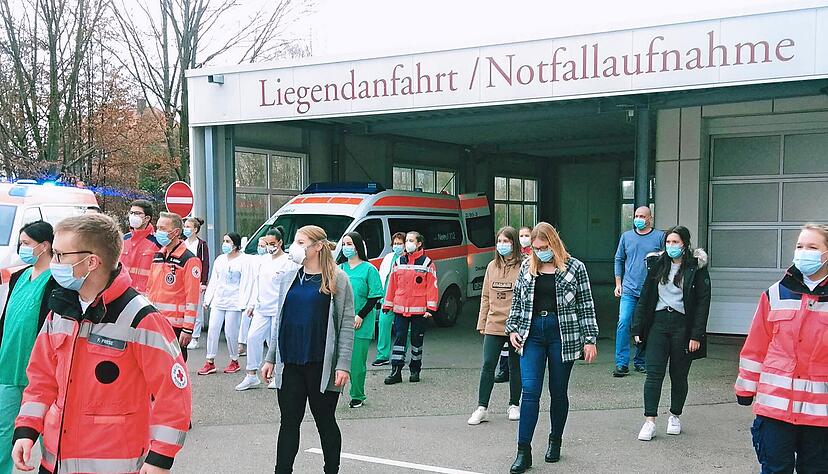 Konzentriert bei den Dreharbeiten zum Internet-Hit: Rettungskr&auml;fte des DRK sowie Mitarbeitende und Auszubildende des Hohenloher Krankenhauses.
Foto: privat