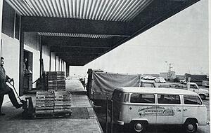 Das waren noch Zeiten: 1975 wurde der Wein noch in Holzkisten mit dem VW-Busle ausgeliefert. Heute geht fast alles in Plastikkisten oder Kartons &uuml;ber die Rampe &minus; meist in Lkws.