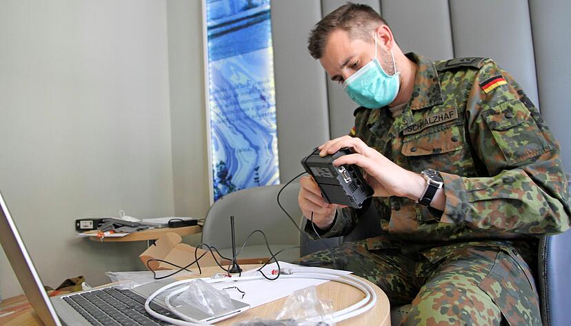 Der Schwaigerner Oberfeldwebel Gideon Schmalzhaf ist beim Corona-Einsatz in Portugal für das Funktionieren der Rechner und Handys zuständig. Foto: Andreas Voßen Der Schwaigerner Oberfeldwebel Gideon Schmalzhaf ist beim Corona-Einsatz in Portugal für das Funktionieren der Rechner und Handys zuständig. Foto: Andreas Voßen