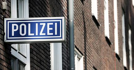 Ein Schild mit der Aufschrift «Polizei» hängt an einem Polizeipräsidium.