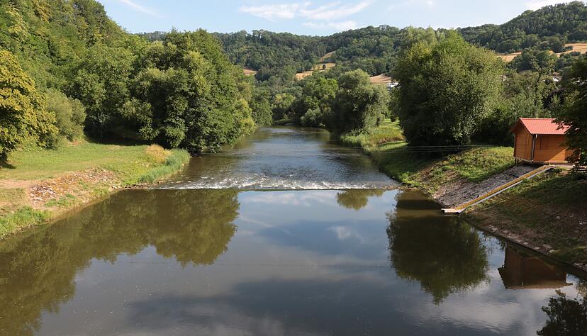 Der Kocher an der Pegelmessstation in Kocherstetten: Wenn der Wasserstand hier 40 Zentimeter unterschreitet, darf nicht Kanu gefahren werden.