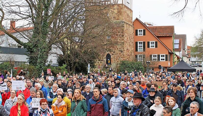 Rund 500 Menschen sind am Samstag zur Kundgebung gegen Ausgrenzung und für Demokratie in die Kanalstraße gekommen.