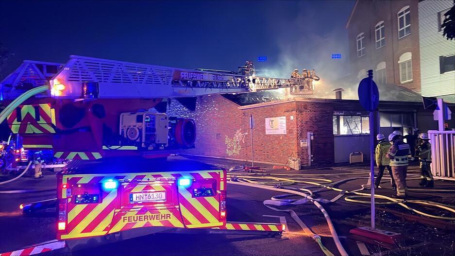 Mit knapp 50 Einsatzkräften war die Feuerwehr am Dienstagmorgen in Heilbronn im Einsatz.