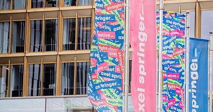 Fahnen wehen vor dem Axel-Springer-Hochhaus in Berlin.
