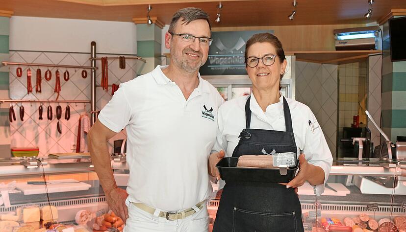 Zum 200. Geburtstag ihrer Metzgerei in Herbolzheim haben die Eheleute Wagenblast die "Heinrich-Wurst" im Angebot.
Foto: Ute Plückthun
