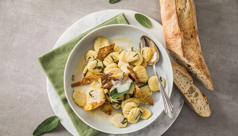 Die frittierten Kartoffelschalen taugen beispielsweise auch als Topping auf Kartoffel-Salbei-Gnocci mit Butterschaum.
