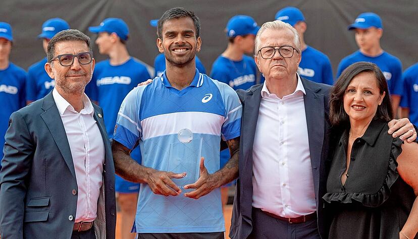 Das letzte Foto: Am 9. Juni 2024 gewinnt der Inder Sumit Nagal den 10. Heilbronner Neckar-Cup – an seiner Seite die drei Turnierorganisatoren (von rechts) Mine Cebeci, Tom Bucher und Metehan Cebeci. Das letzte Foto: Am 9. Juni 2024 gewinnt der Inder Sumit Nagal den 10. Heilbronner Neckar-Cup – an seiner Seite die drei Turnierorganisatoren (von rechts) Mine Cebeci, Tom Bucher und Metehan Cebeci.