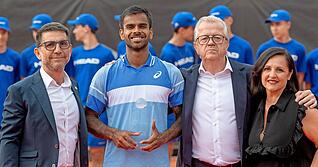 Das letzte Foto: Am 9. Juni 2024 gewinnt der Inder Sumit Nagal den 10. Heilbronner Neckar-Cup – an seiner Seite die drei Turnierorganisatoren (von rechts) Mine Cebeci, Tom Bucher und Metehan Cebeci. Das letzte Foto: Am 9. Juni 2024 gewinnt der Inder Sumit Nagal den 10. Heilbronner Neckar-Cup – an seiner Seite die drei Turnierorganisatoren (von rechts) Mine Cebeci, Tom Bucher und Metehan Cebeci.