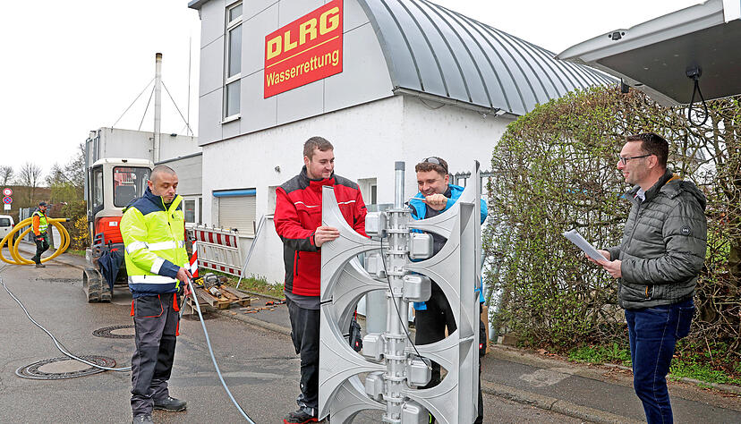Kämmerer Steffen Heber (r.) ist vor Ort, als Projektleiter Niklas Lehnert (3.v.r.) und seine Mitarbeiter den neuen Sirenenmast beim Freibad aufbauen. Kämmerer Steffen Heber (r.) ist vor Ort, als Projektleiter Niklas Lehnert (3.v.r.) und seine Mitarbeiter den neuen Sirenenmast beim Freibad aufbauen.