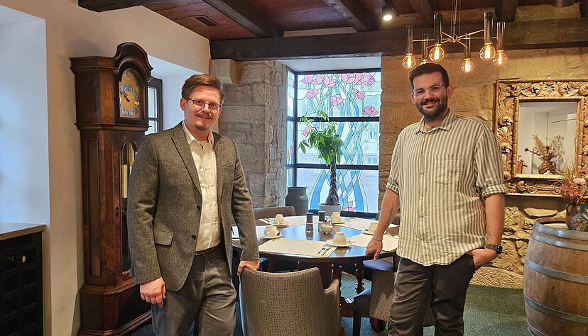 Florian Wieland (links) und Mario Lang haben als neue Pächter Restaurant und Hotel der Herzogskelter übernommen. Florian Wieland (links) und Mario Lang haben als neue Pächter Restaurant und Hotel der Herzogskelter übernommen.