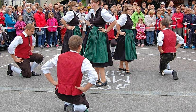 Der Kärwetanz am Sonntag ist einer der Höhepunkte des viertägigen Festes in Kupferzell.