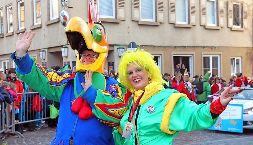 Aufwendige Verkleidungen und viel gute Laune hatten die bis zu 3000 Narren am Sonntagnachmittag im Gepäck. Aufwendige Verkleidungen und viel gute Laune hatten die bis zu 3000 Narren am Sonntagnachmittag im Gepäck.