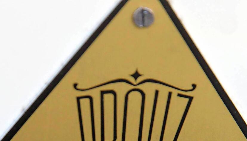 Ein Metallschild am Auto erinnert an die Urspr&uuml;nge des Oldtimers in Heilbronn.