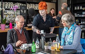 Im Inklusions-Café Samocca hat Aileen Schinagl ein Serviceteam mit 30 Leuten hinter sich. "Hier läuft's nicht nur bei Sturm und Regen gut."
Foto: Mario Berger Im Inklusions-Café Samocca hat Aileen Schinagl ein Serviceteam mit 30 Leuten hinter sich. "Hier läuft's nicht nur bei Sturm und Regen gut."
Foto: Mario Berger