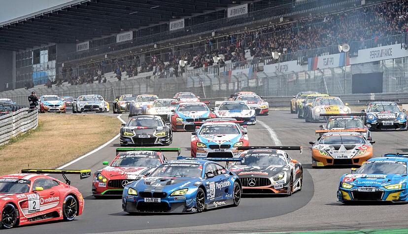 Zuschauer wie 2019 wird es am Wochenende am Nürburgring und der Nordschleife nicht geben. Die PS-gewaltige GT3-Meute um Patrick Assenheimer muss sich auch in der Boxengasse umstellen. 
Foto: ELFIMAGES