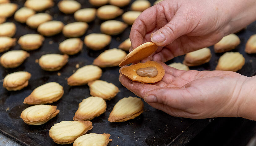 Das abgek&uuml;hlte Sandgeb&auml;ck wird mit Nougat oder Aprikosenmarmelade gef&uuml;llt.