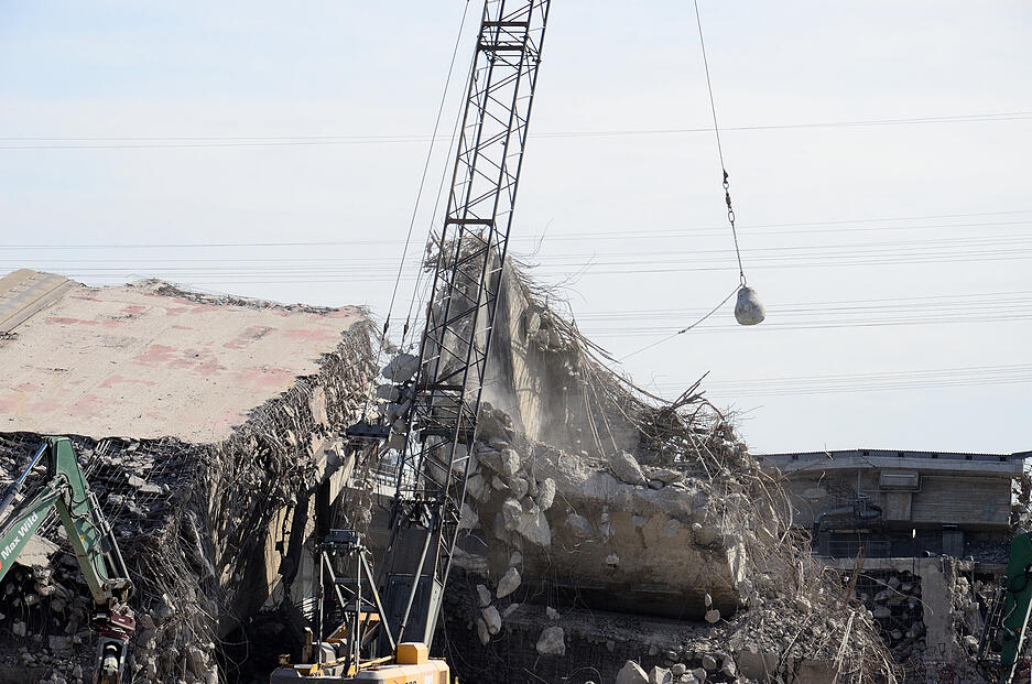 Vier Tonnen wiegt die Abrissbirne, die hier zur Zerkleinerung der mächtigen alten Brücke verwendet wird