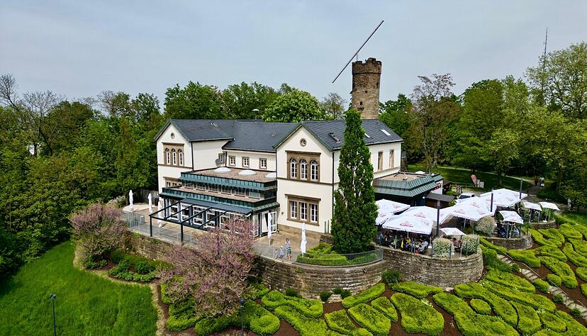 Vom Wartberg und seinem Aussichtsturm aus lässt sich die Landschaft und Heilbronn von oben bestaunen. Schon Goethe war vom Anblick begeistert. Vom Wartberg und seinem Aussichtsturm aus lässt sich die Landschaft und Heilbronn von oben bestaunen. Schon Goethe war vom Anblick begeistert.