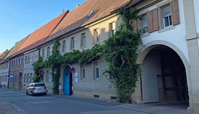 Die Modellh&auml;user in der Adelshofener Stra&szlig;e verf&uuml;gen &uuml;ber typische Merkmale, wie in Sandstein eingefasste Torb&ouml;gen und Fensterlaibungen. Die Gestaltung soll nach dem Willen des Technischen Ausschusses erhalten bleiben.