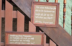 Zahlreiche Spr&uuml;chlein, die das K&uuml;nzelsauer Original gesammelt und aufgeschrieben hat, zieren die Fassade des Fachwerkhauses.