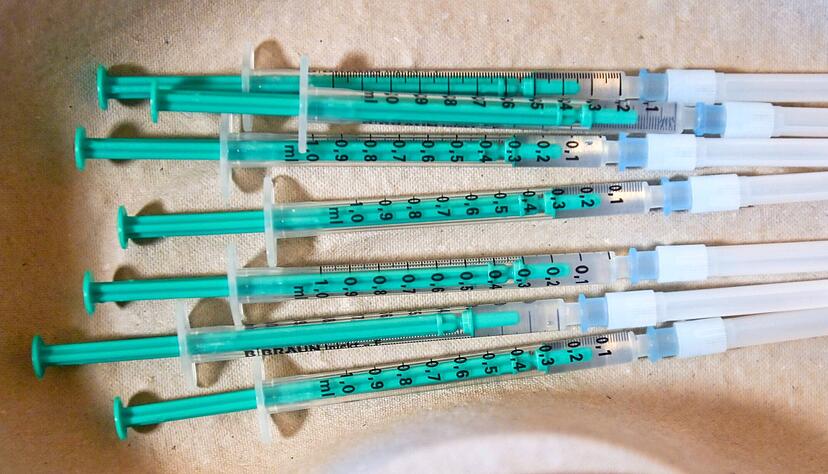 Spritzen gefüllt mit dem Covid-19-Impfstoff von Pfizer/Biontech, liegen in einem Pflegeheim in Sachsen bereit.
Foto: dpa