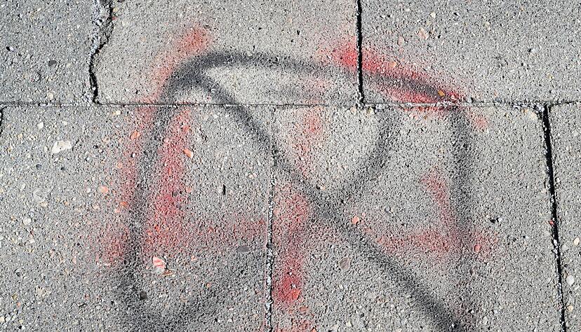 Hakenkreuz und Hitlergruß - rechtsextremistische Vorfälle an Schulen nehmen laut Kultusministerium in Stuttgart zu. (Archivbild) Hakenkreuz und Hitlergruß - rechtsextremistische Vorfälle an Schulen nehmen laut Kultusministerium in Stuttgart zu. (Archivbild)