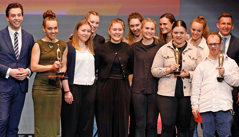 Hohenloher Sport Award in der Öhringer Kultura: Bera Wierhake (mit Pokal von links) wurde Hohenloher Sportlerin des Jahres 2025, die Volleyballerinnen der VSG Öhringen/Untersteinbach Mannschaft des Jahres 2025 und Benjamin Weichwald wurden Sportlern des Jahres 2025. Hohenloher Sport Award in der Öhringer Kultura: Bera Wierhake (mit Pokal von links) wurde Hohenloher Sportlerin des Jahres 2025, die Volleyballerinnen der VSG Öhringen/Untersteinbach Mannschaft des Jahres 2025 und Benjamin Weichwald wurden Sportlern des Jahres 2025.