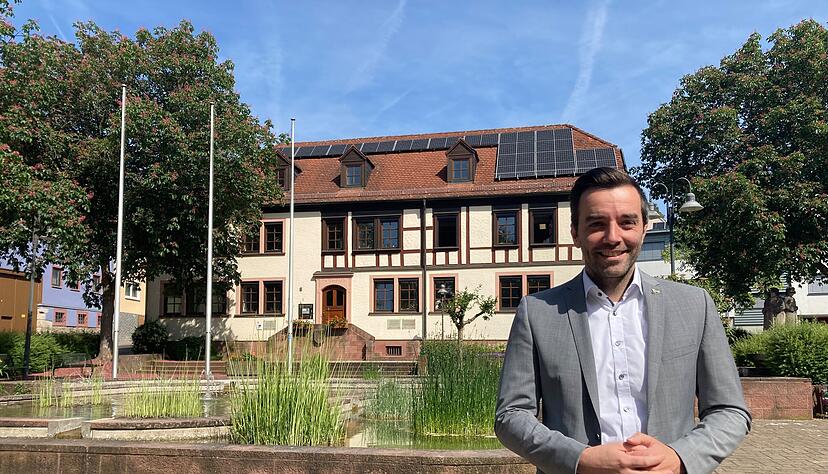 Schon Solar auf dem Rathausdach: Bürgermeister Johannes Leibold will noch weitere Kraftwerke in Großrinderfeld ermöglichen. Foto: Simon Gajer Schon Solar auf dem Rathausdach: Bürgermeister Johannes Leibold will noch weitere Kraftwerke in Großrinderfeld ermöglichen. Foto: Simon Gajer