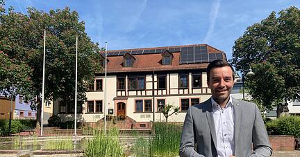 Schon Solar auf dem Rathausdach: Bürgermeister Johannes Leibold will noch weitere Kraftwerke in Großrinderfeld ermöglichen. Foto: Simon Gajer