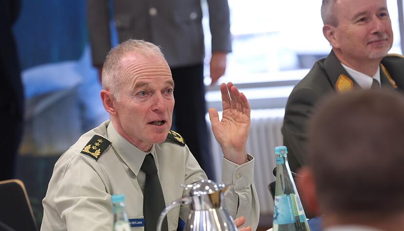 Der EU-Militär hat sich für eine stärkere Zusammenarbeit der Rüstungsindustrie in Europa ausgesprochen. Der EU-Militär hat sich für eine stärkere Zusammenarbeit der Rüstungsindustrie in Europa ausgesprochen.