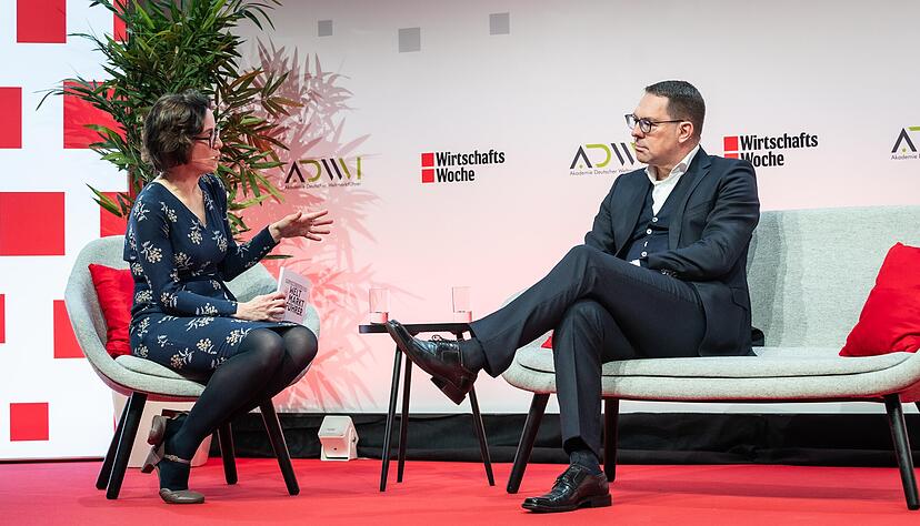 Wirtschaftswoche-Ressortleiterin Varinia Bernau im Gespr&auml;ch mit dem Chef der Schwarz-Gruppe, Gerd Chrzanowski.