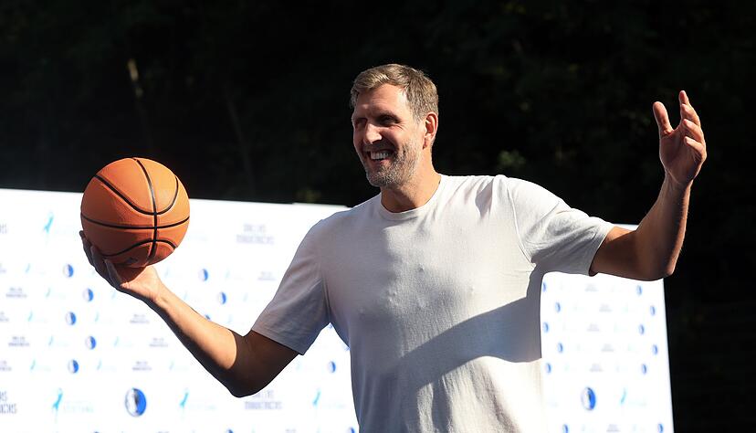 Nowitzki hat zuletzt einen Basketball-Platz in Würzburg eröffnet. (Archivbild) Nowitzki hat zuletzt einen Basketball-Platz in Würzburg eröffnet. (Archivbild)