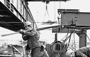 Die Arbeiter verbauten 2000 Tonnen Stahl allein in den Pfeilern. Die Arbeiter verbauten 2000 Tonnen Stahl allein in den Pfeilern.