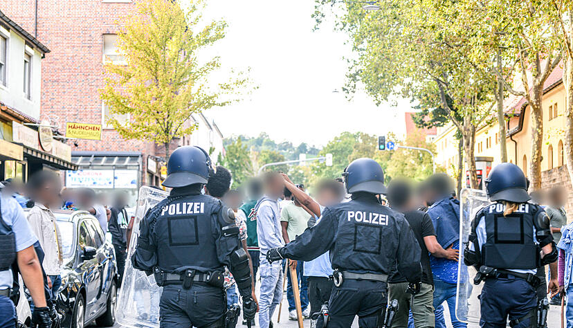 Eine Gruppe von Menschen wird nach Ausschreitungen bei einer Eritrea-Veranstaltung von Polizeikräften eingekesselt. Eine Gruppe von Menschen wird nach Ausschreitungen bei einer Eritrea-Veranstaltung von Polizeikräften eingekesselt.