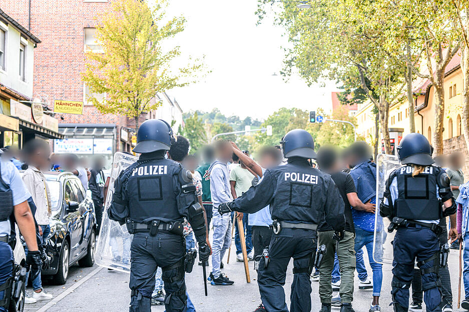 Eine Gruppe von Menschen wird nach Ausschreitungen bei einer Eritrea-Veranstaltung von Polizeikräften eingekesselt.