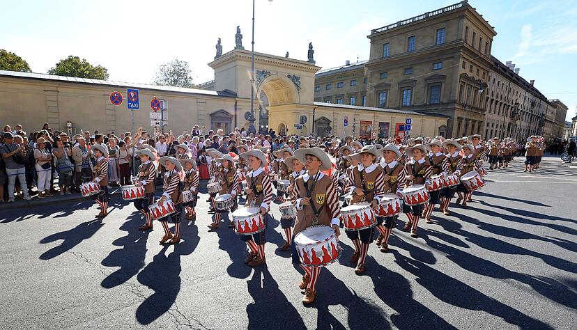 Der Trachten- und Sch&uuml;tzenumzug ist ein traditionelles Element des Oktoberfests.