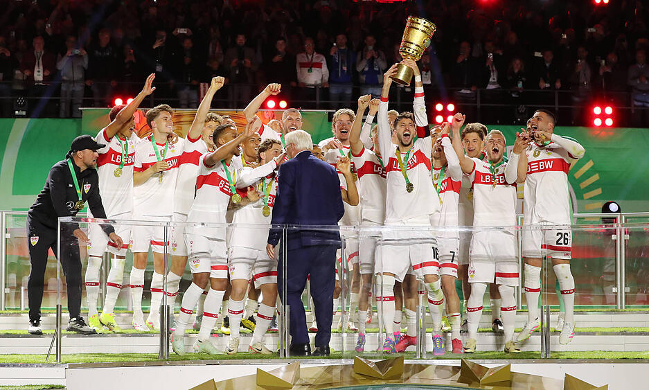 Kapitän Atakan Karazor durfte den Pokal als erstes in die Höhe recken.