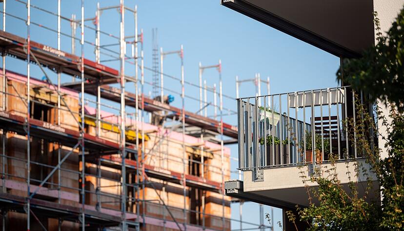 Die Baustelle eines Neubaus. Wegen explodierender Materialpreise wird Bauen immer teurer. Die Baustelle eines Neubaus. Wegen explodierender Materialpreise wird Bauen immer teurer.