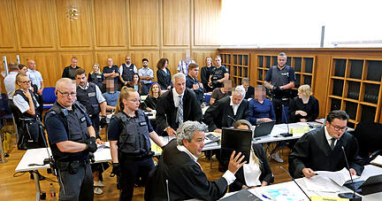 Sieben Angeklagte sollen Drogen ins Heilbronner Gefängnis eingeschmuggelt und dafür einen Justizvollzugbeamten bestochen haben.