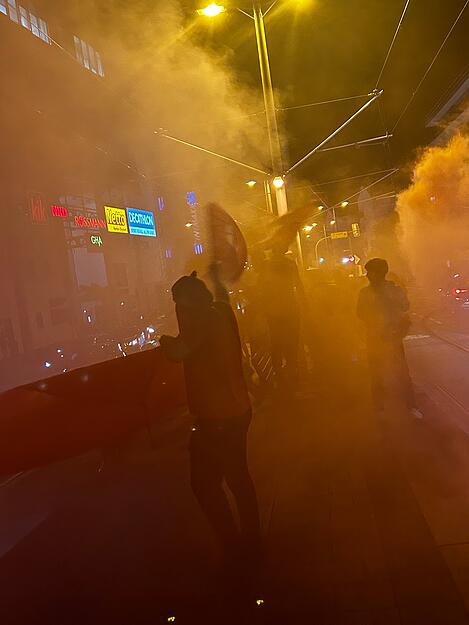 Menschen laufen durch den Rauch beim Feiern nach dem Sieg der Türkei.