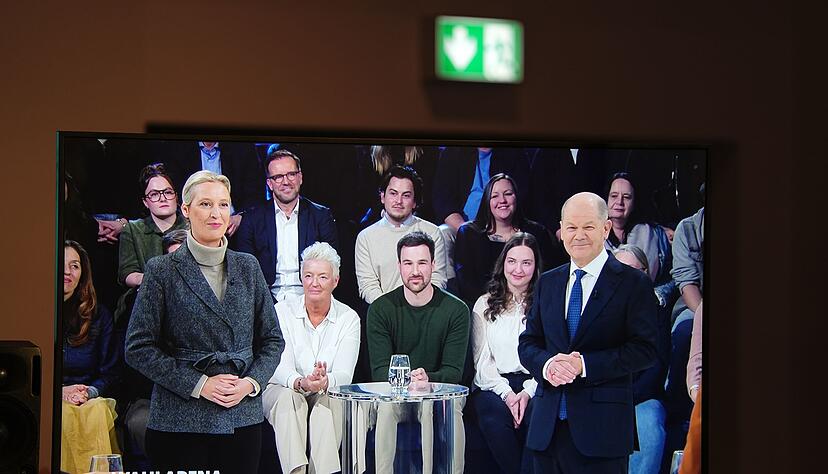 Alice Weidel, Spitzenkandidatin der AfD, wird von mehreren Menschen aus dem Publikum nach ihrer privaten Lebenssituation gefragt. Alice Weidel, Spitzenkandidatin der AfD, wird von mehreren Menschen aus dem Publikum nach ihrer privaten Lebenssituation gefragt.