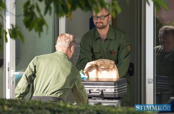 Beamte der Spurensicherung arbeiten am Mittwoch am Vereinsheim am Tatort.