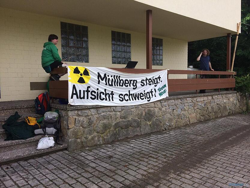 Aktivisten von Robin Wood hatten für die Aktion unter der Brücke in Bad Wimpfen übernachtet.