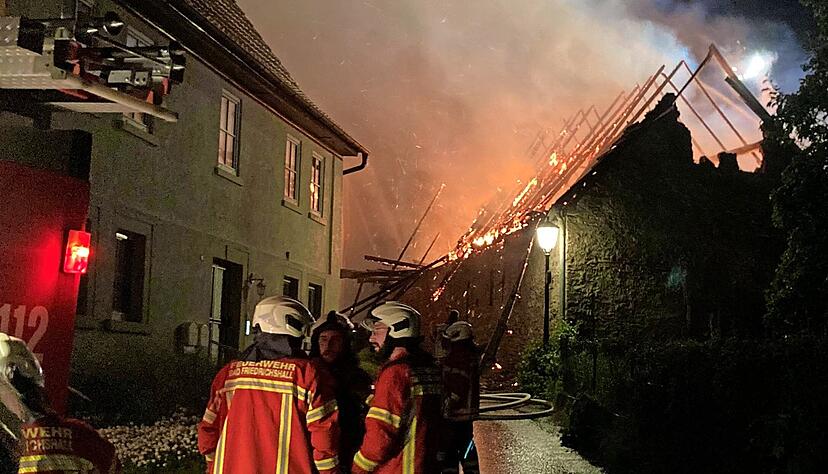 Flammen, Rauch, Feuerwehr: Duttenberg am Freitag nach 22 Uhr.
Foto: Hoffmann Flammen, Rauch, Feuerwehr: Duttenberg am Freitag nach 22 Uhr.
Foto: Hoffmann
