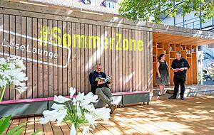 In der sogenannten Sommerzone in der Turmstraße stellt der Chef des Grünflächenamts Oliver Toellner (rechts) aktuelle Umbauideen für den Bereich vor.
Foto: Archiv/Kunz In der sogenannten Sommerzone in der Turmstraße stellt der Chef des Grünflächenamts Oliver Toellner (rechts) aktuelle Umbauideen für den Bereich vor.
Foto: Archiv/Kunz