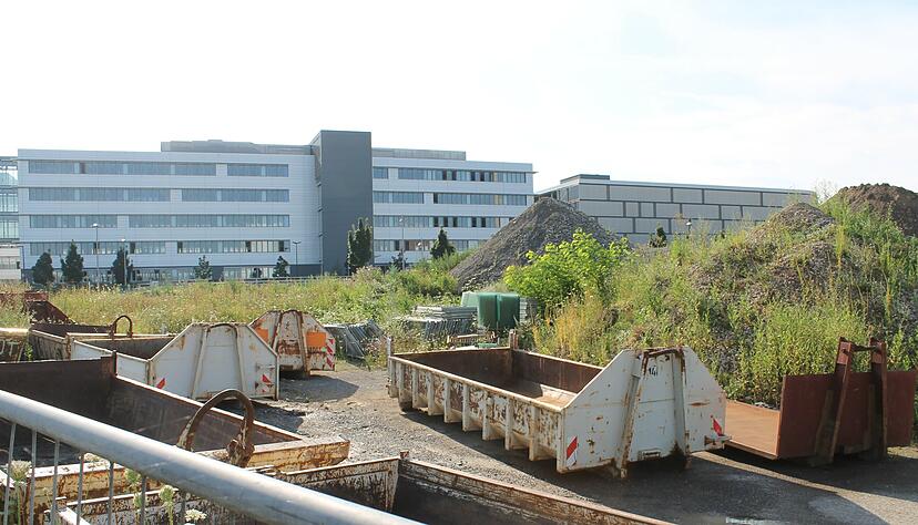 Zwischen Kaufland-Sitz und den Bahngleisen: Am südlichen Ortsrand von Neckarsulm soll neues Hotel entstehen. Foto: Simon Gajer