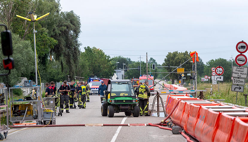 Auf der L1100 in Obereisesheim wurde ein so genannter Quick-Damm errichtet. Die Stra&szlig;e bleibt bis auf weiteres gesperrt. Davon sind auch mehrere Buslinien betroffen.